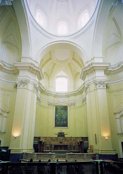 Interno della chiesa di San Demetrio e Bonifacio: l'abside e l'altare maggiore