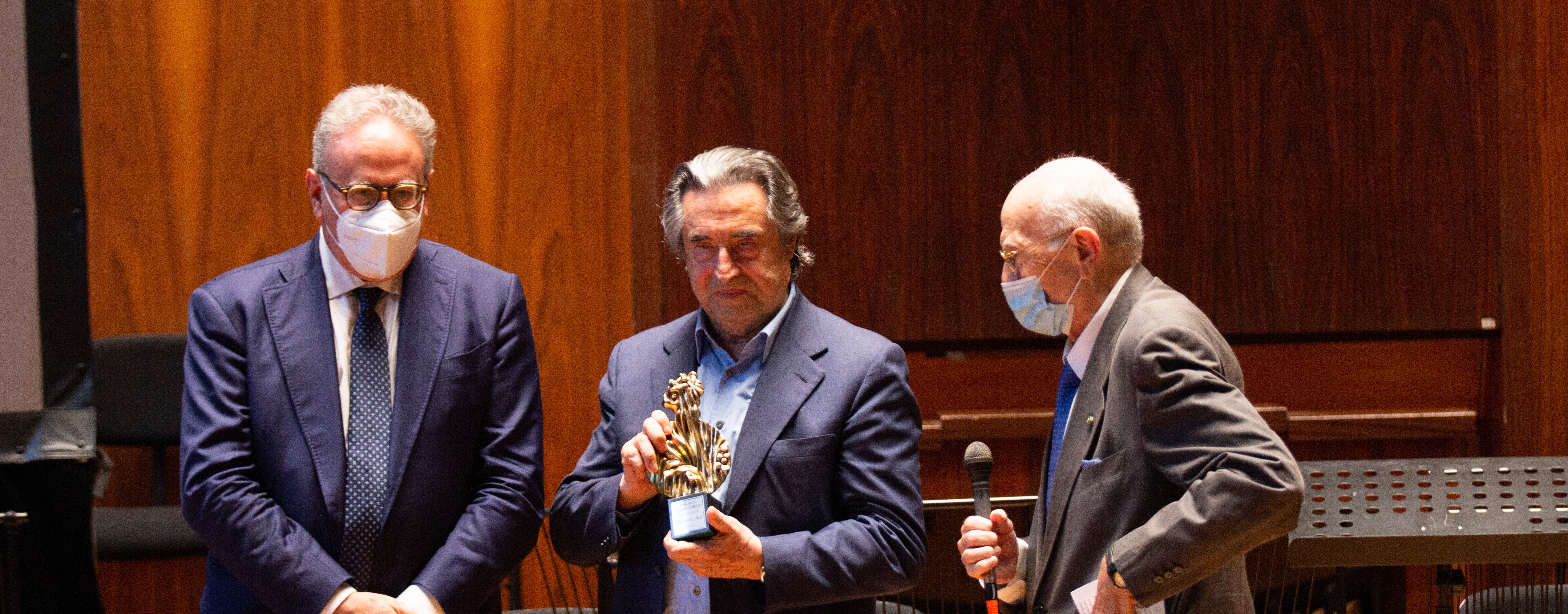 Immagine relativa al contenuto Il Rettore Lorito consegna a Riccardo Muti il Premio 