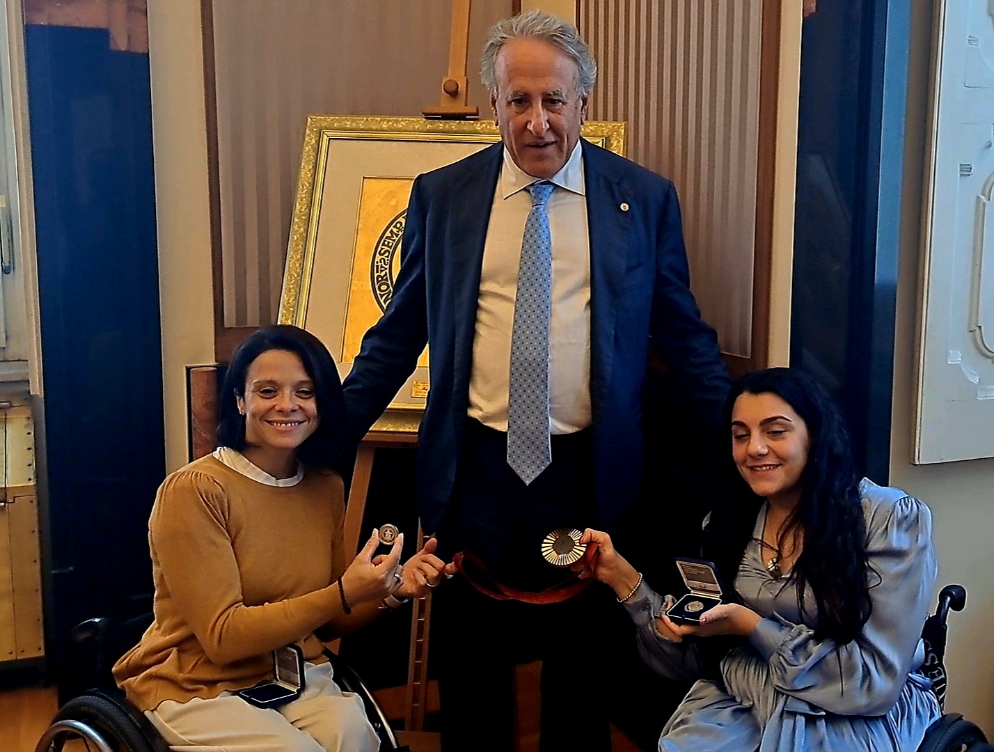 Immagine relativa al contenuto Ad Angela Procida e a Rossana Pasquino la medaglia speciale della Federico II