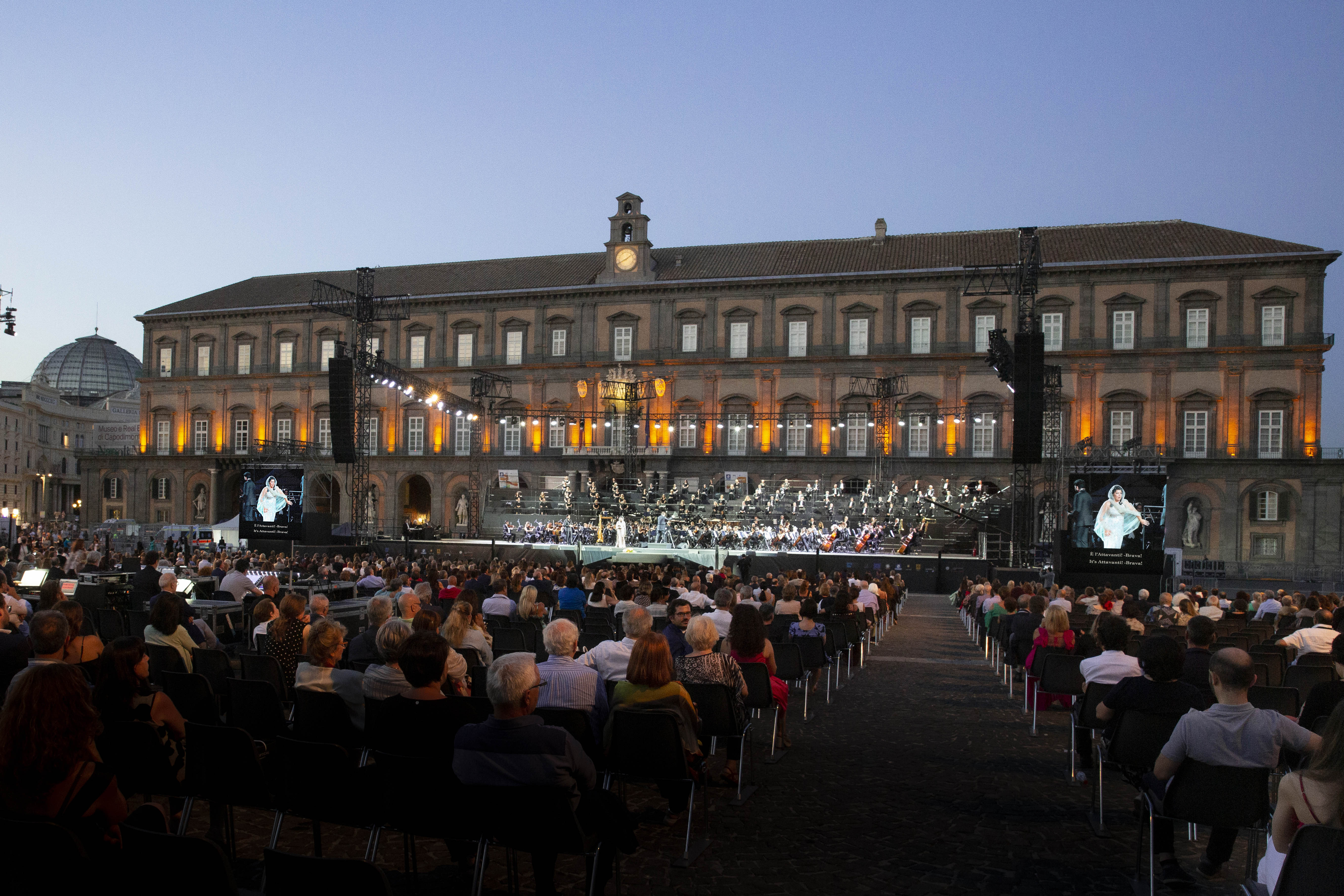 Immagine relativa al contenuto Il Teatro di San Carlo riparte da Piazza del Plebiscito con 