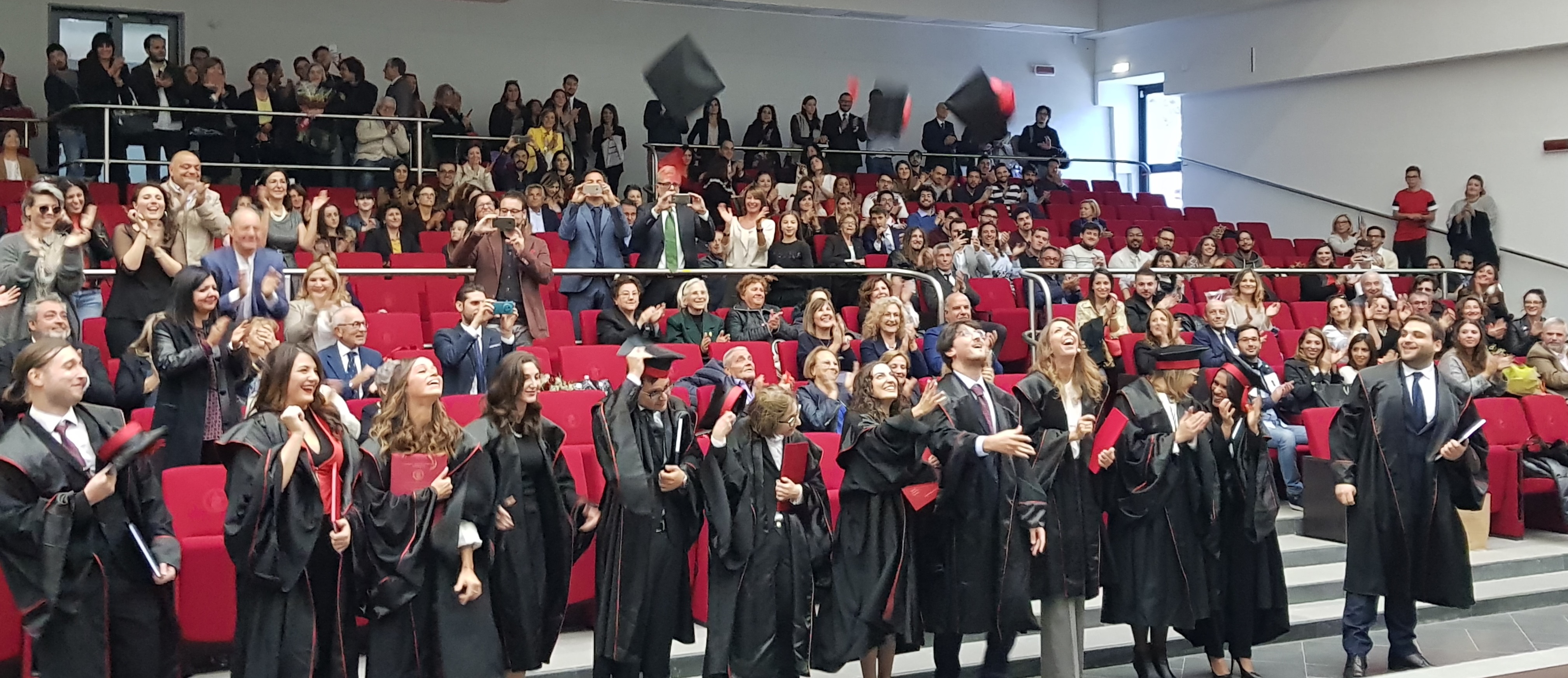 Immagine relativa al contenuto Tocco in aria e giovani in toga alle sedute di laurea di medicina