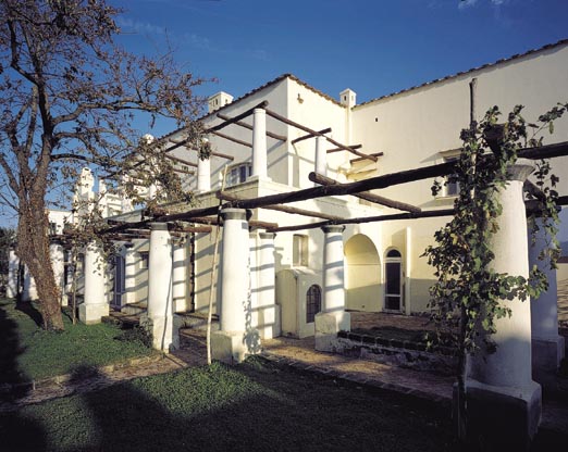 La facciata sul giardino inferiore di Casa Orlandi