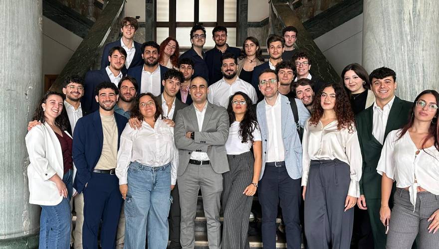 rocco capasso sullo scalone del centro congressi con altri studenti