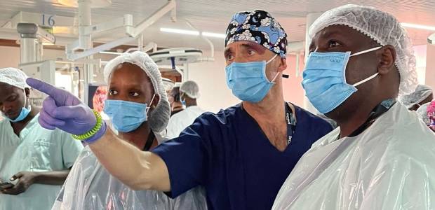 professore Esposito in sala operatoria