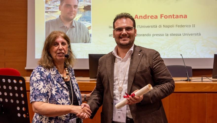 stretta di mano tra Angela Bracco e Andrea Fontana