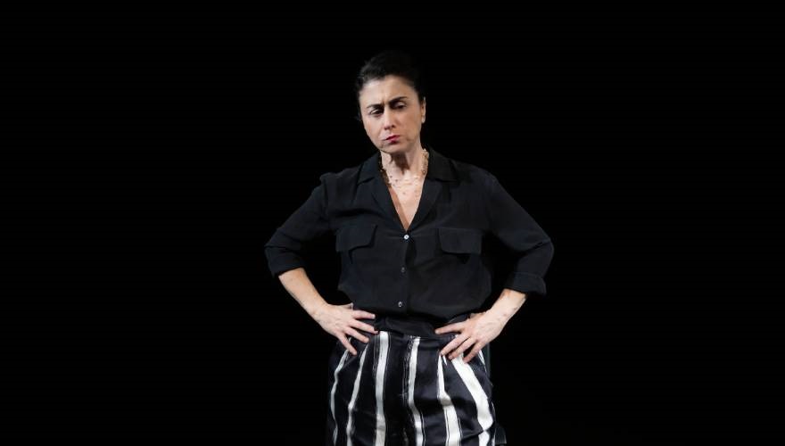 attrice in scena