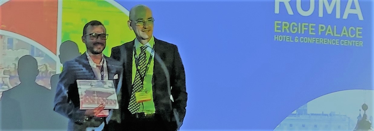 Luigi Barrea con il premio 