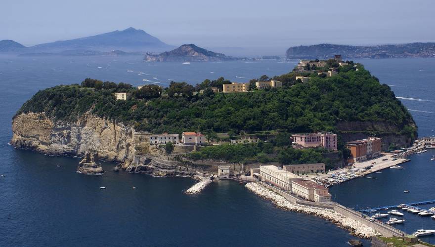  i Campi Flegrei_primo piano l\u2019isola di Nisida. Foto enzoabramo_Pixabay.