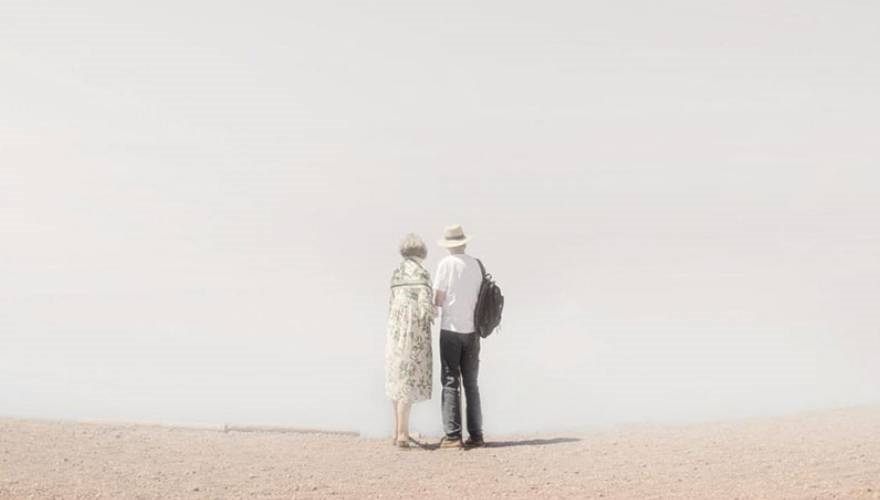 dipinto di coppia anziana che guarda il mare