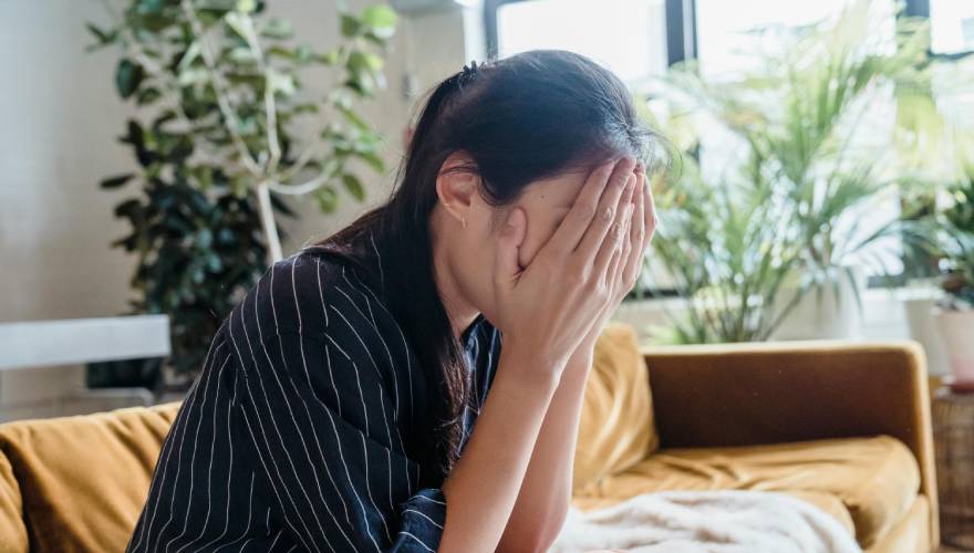 donna con le mani in faccia - pexels-timur-weber-8560698