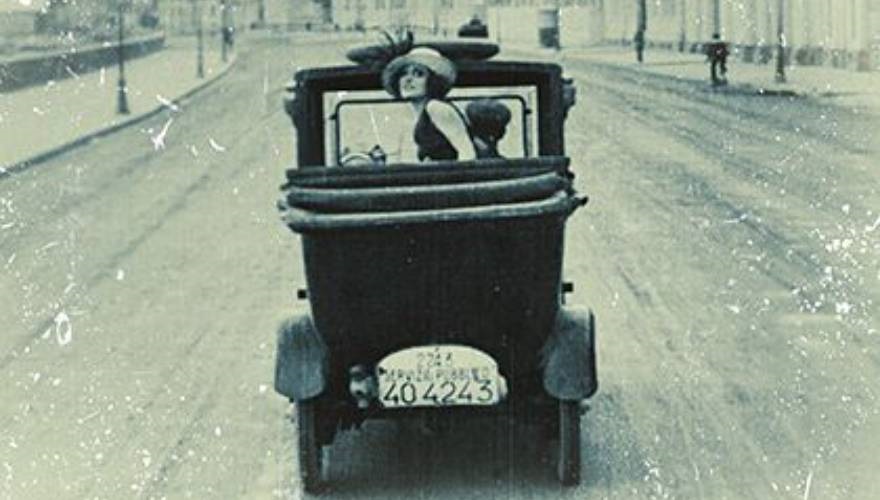 locandina del film con Elvira Notari in auto