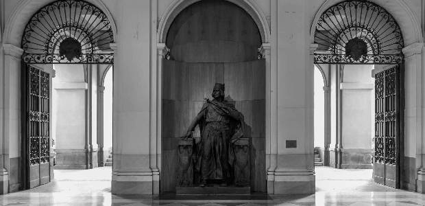 statua di federico II all'ingresso