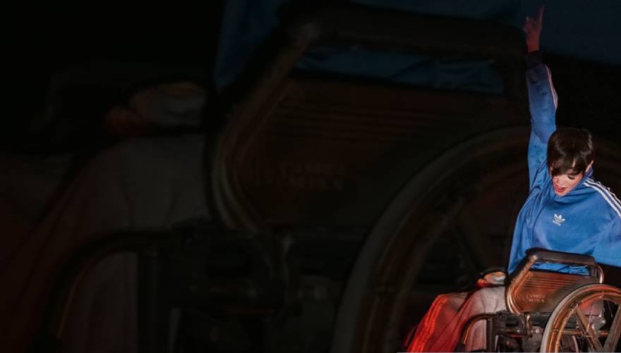 attrice in sedia a totelle