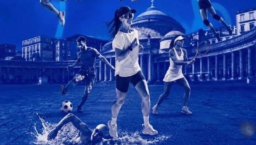 ragazzi che fanno sport e sullo sfondo piazza del plebiscito