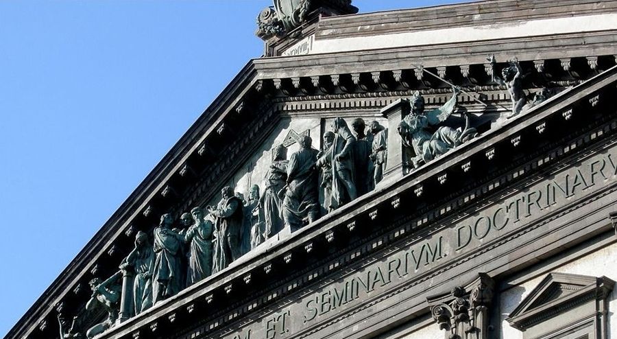 sezione della facciata dell'Università degli Studi Federico II di Napoli