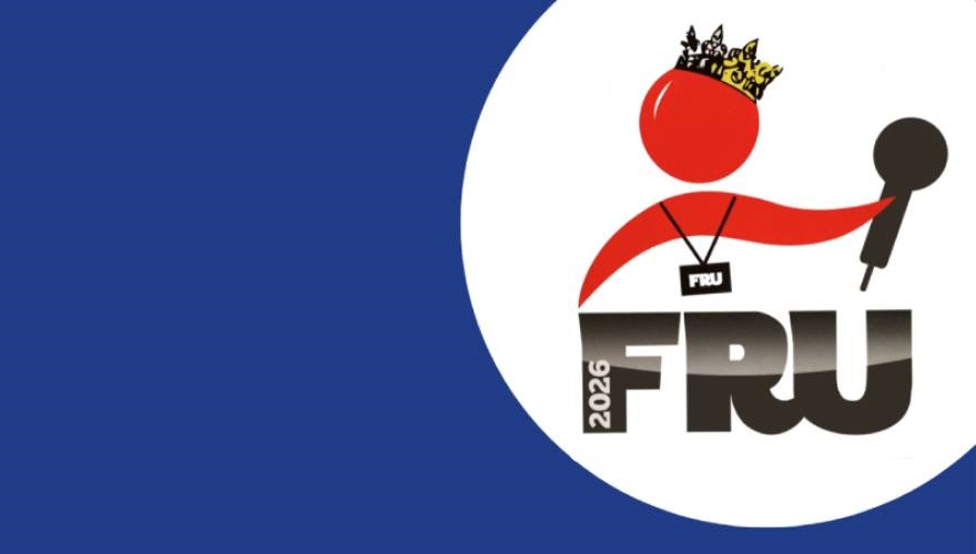 omino stilizzato con corona e microfono. logo iniziativa