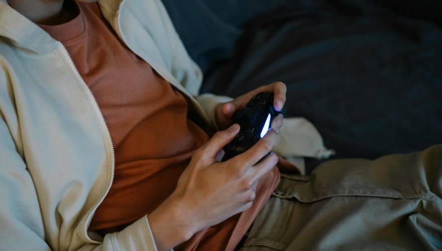 ragazzo che gioca con il cellulare