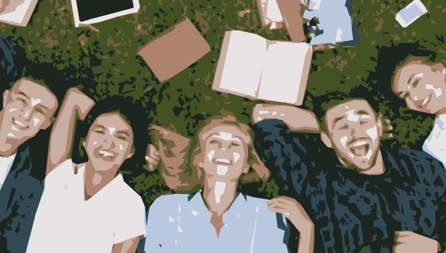 ragazzi stesi sul prato