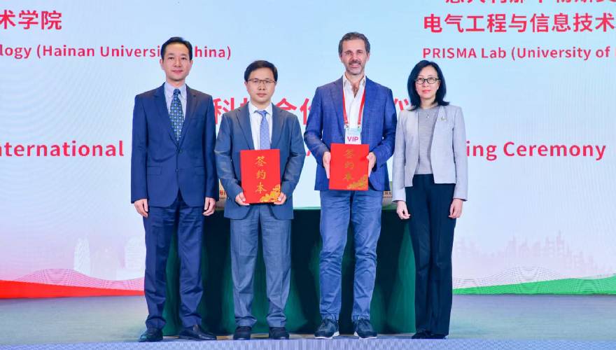  Vincenzo Lippiello tra la delegazione cinese