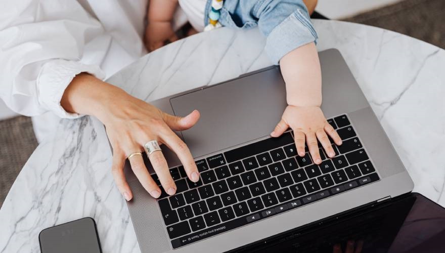 mamma e figlio con computer