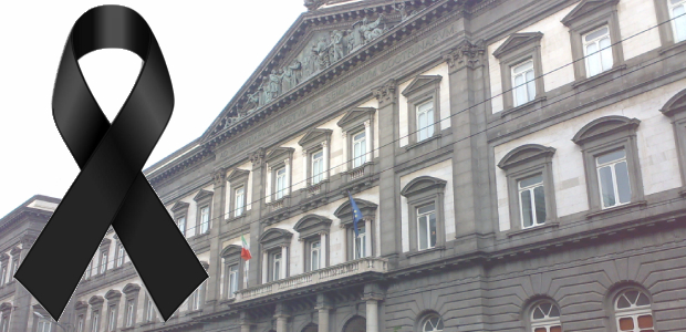 facciata dell'Ateneo con segno di lutto