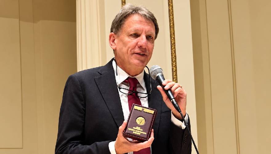 Il Rettore Andrea Mazzucchi ha ricevuto l'Italian Reputation Award 2026  alla Carnegie Hall di New York - Unina