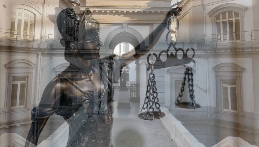 scala minerva e in trasparenza la dea bendata di ottone
