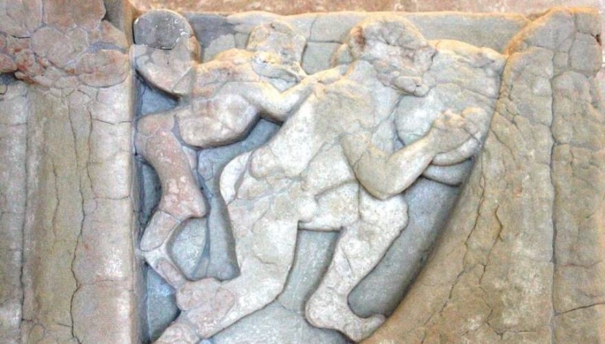 Sisifo spinge il masso (VI secolo a.C.) dal santuario di Hera al Sele. conservato al Museo archeologico nazionale di Paestum