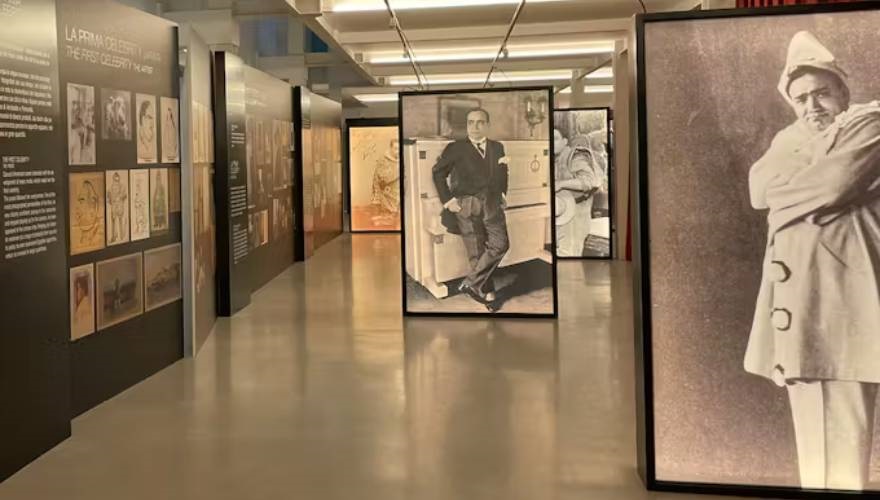 salone della mostra con alcune immagini fotografiche di caruso