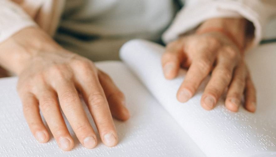 non vedende che legge con le mani