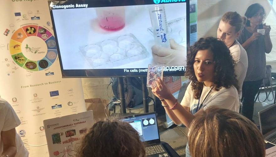 ricercatrici che mostra un esperimento