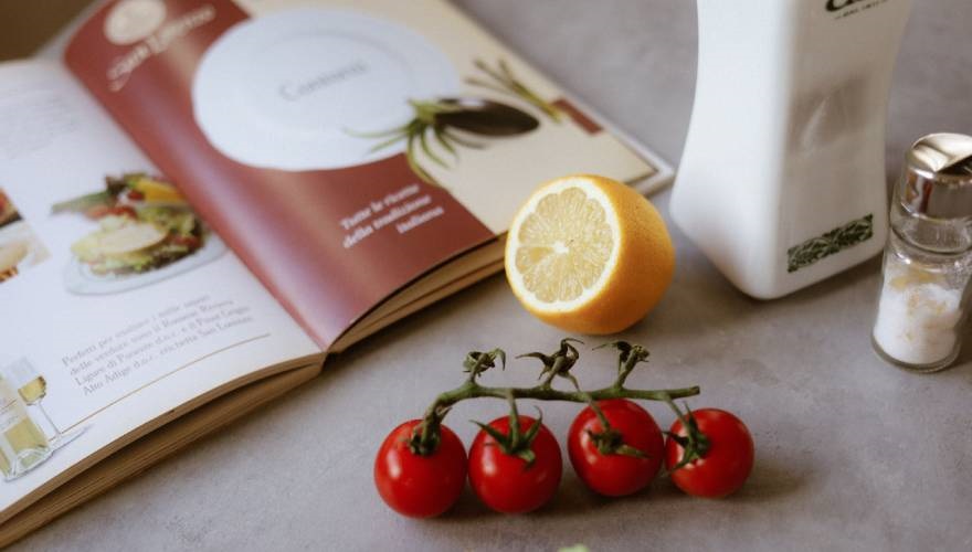 pomodori e limone sul tavolo