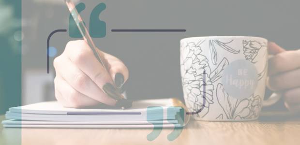 Una mano che scrive su un quaderno 