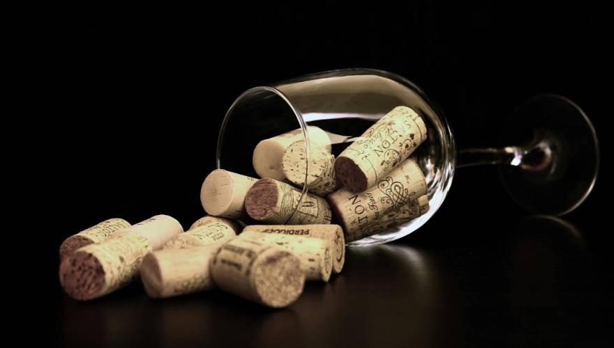 tappi di sughero dal bicchiere