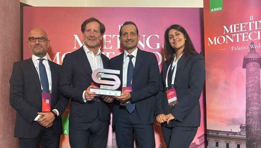 consegna del premio al professore Antonio Pescapè e Fabio Pompei