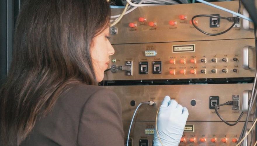 ricercatrice al computer quantistico