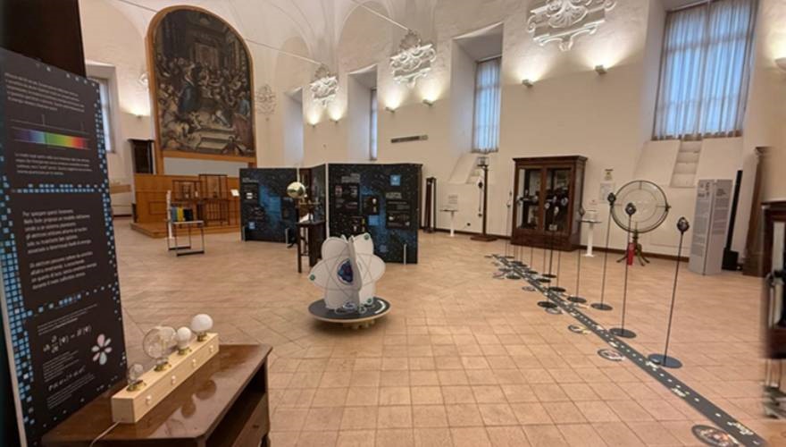 immagine mostra nel museo di fisica