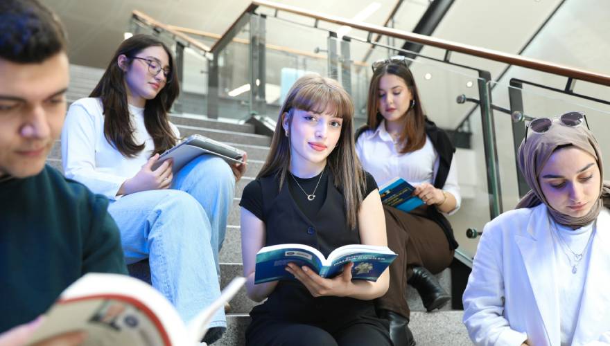 studenti sulle scale