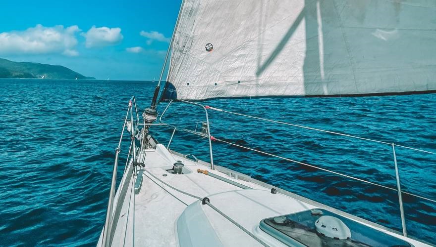 imbarcazione a vela in mare